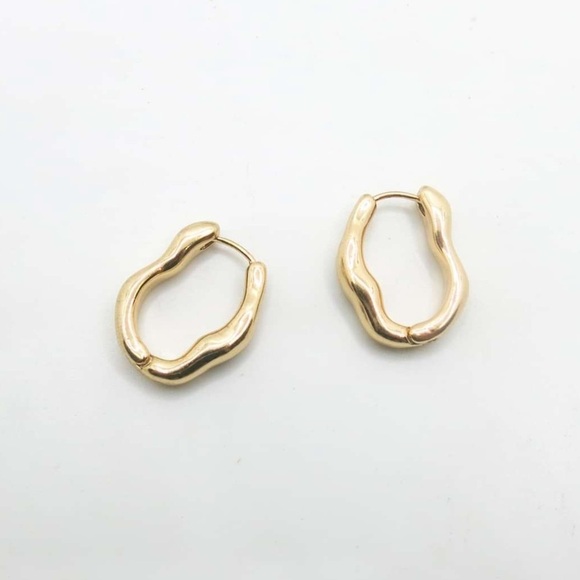 Gold wavy abstract hoop earrings ✨ - Picture 2 of 3